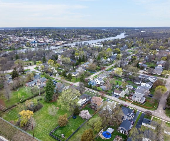 320 Chalmers Street, Geneva, IL 60134