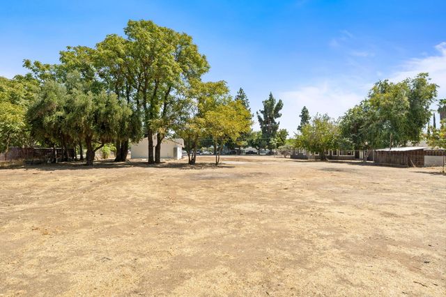 735 N Hughes Avenue, Fresno, CA 93728