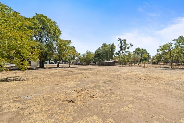 735 N Hughes Avenue, Fresno, CA 93728