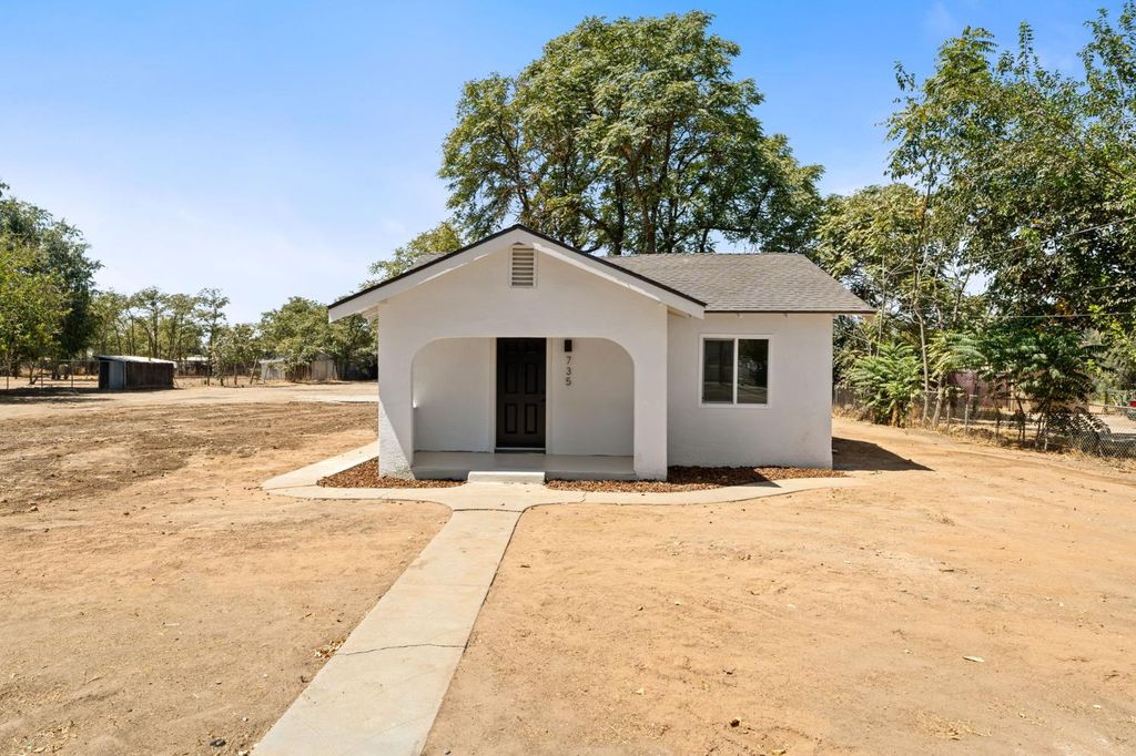 735 N Hughes Avenue, Fresno, CA 93728
