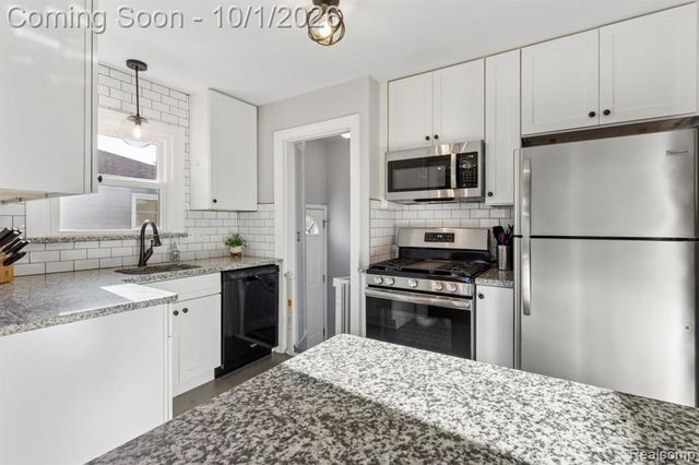 22644 Ridgeway Street, Saint Clair Shores, MI 48080