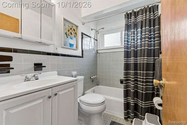 22644 Ridgeway Street, Saint Clair Shores, MI 48080