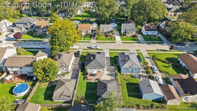 22644 Ridgeway Street, Saint Clair Shores, MI 48080