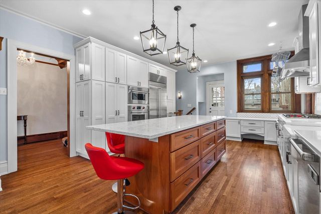 2237 N Lake DRIVE, Milwaukee, WI 53202