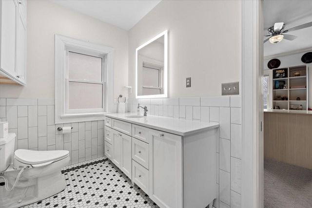 2237 N Lake DRIVE, Milwaukee, WI 53202