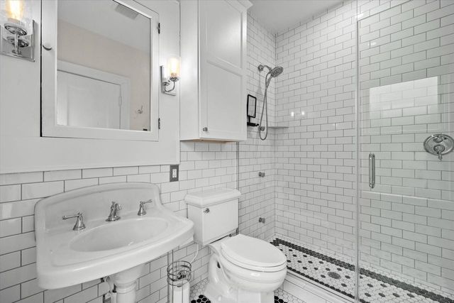 2237 N Lake DRIVE, Milwaukee, WI 53202