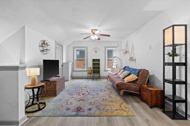 2237 N Lake DRIVE, Milwaukee, WI 53202