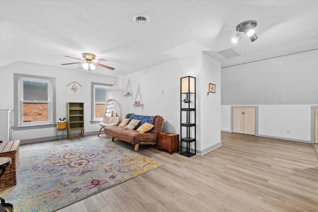 2237 N Lake DRIVE, Milwaukee, WI 53202