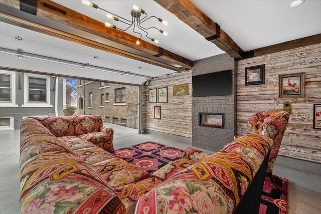 2237 N Lake DRIVE, Milwaukee, WI 53202