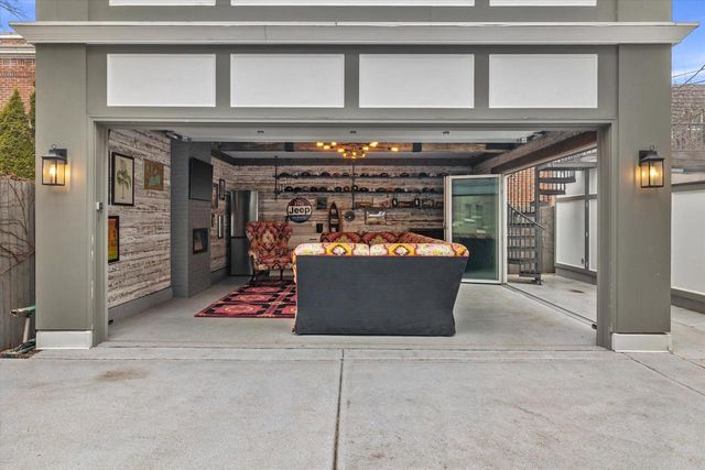 2237 N Lake DRIVE, Milwaukee, WI 53202