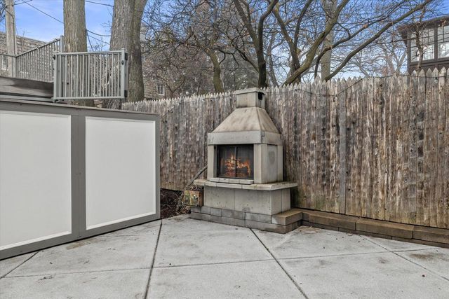 2237 N Lake DRIVE, Milwaukee, WI 53202