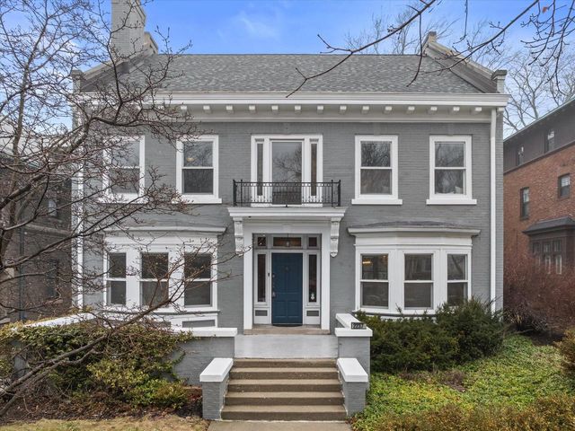 2237 N Lake DRIVE, Milwaukee, WI 53202