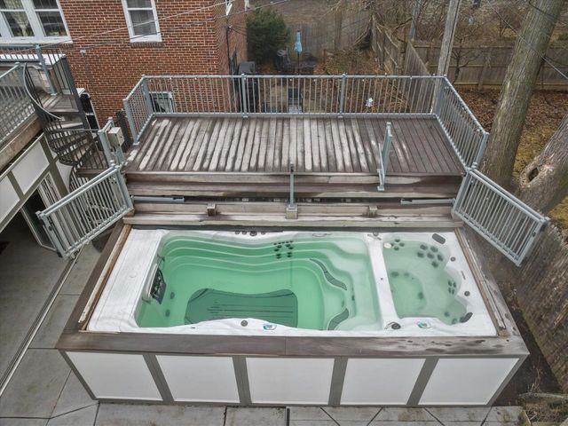 2237 N Lake DRIVE, Milwaukee, WI 53202