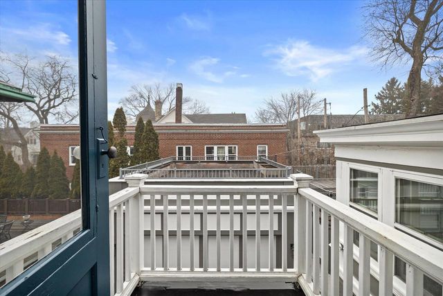 2237 N Lake DRIVE, Milwaukee, WI 53202