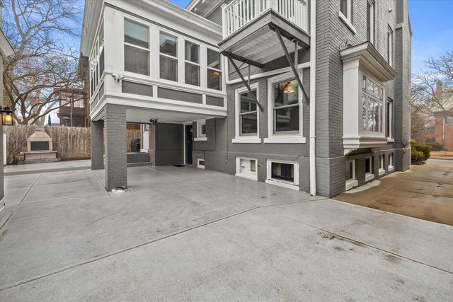 2237 N Lake DRIVE, Milwaukee, WI 53202