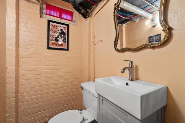 2237 N Lake DRIVE, Milwaukee, WI 53202