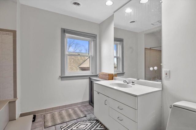 2237 N Lake DRIVE, Milwaukee, WI 53202