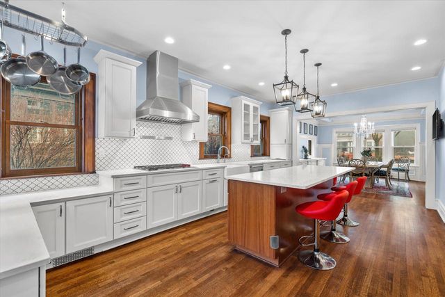 2237 N Lake DRIVE, Milwaukee, WI 53202