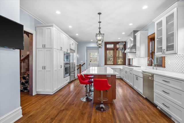 2237 N Lake DRIVE, Milwaukee, WI 53202