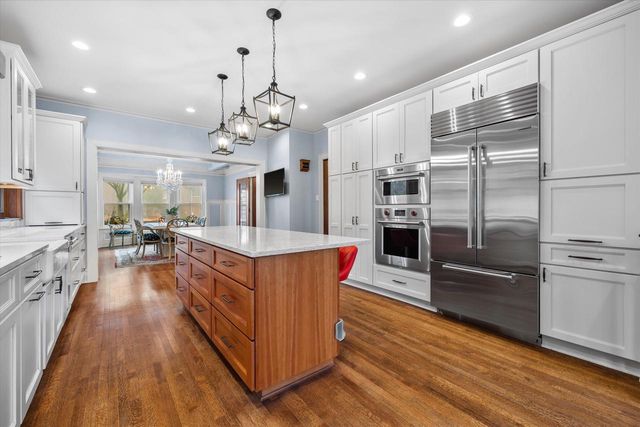 2237 N Lake DRIVE, Milwaukee, WI 53202