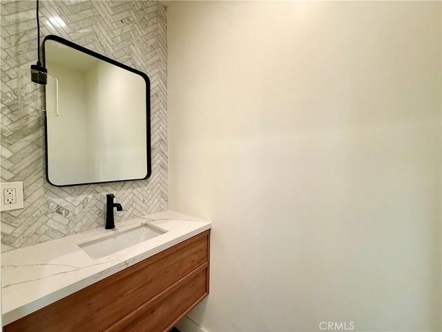 22404 Vanowen St, West Hills, CA 91307