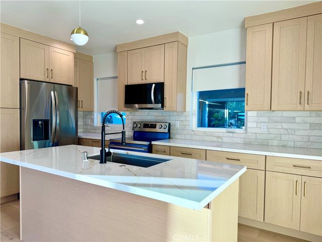 22404 Vanowen St, West Hills, CA 91307