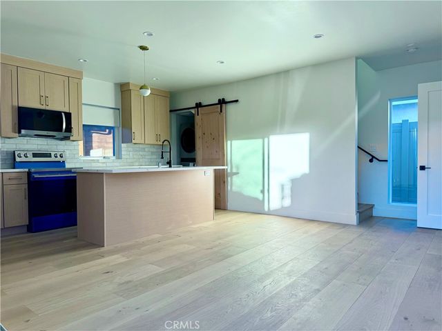 22404 Vanowen St, West Hills, CA 91307