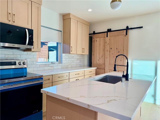 22404 Vanowen St, West Hills, CA 91307