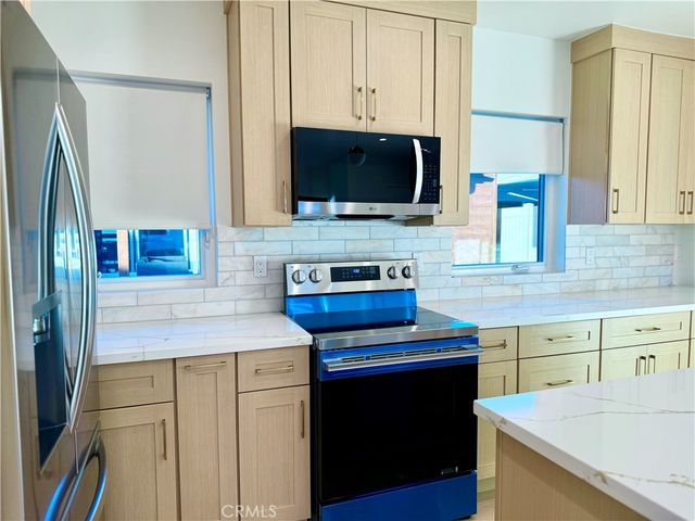 22404 Vanowen St, West Hills, CA 91307