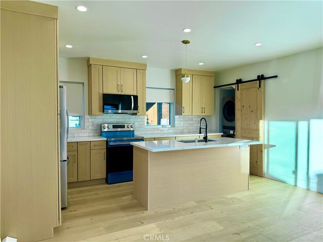 22404 Vanowen St, West Hills, CA 91307