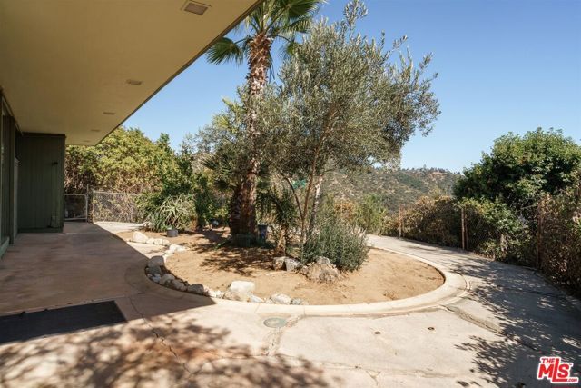2885 Edgewick Road, Glendale, CA 91206