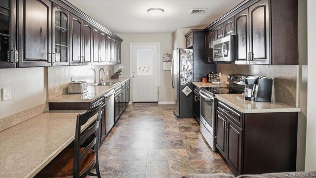 147 Coates Avenue N, Holbrook, NY 11741