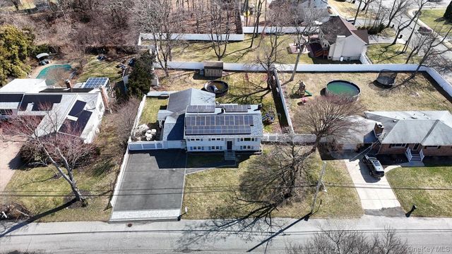 147 Coates Avenue N, Holbrook, NY 11741