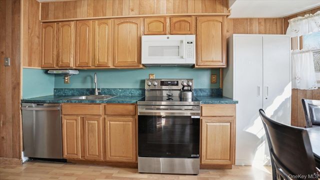 147 Coates Avenue N, Holbrook, NY 11741