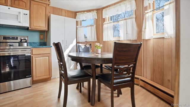 147 Coates Avenue N, Holbrook, NY 11741