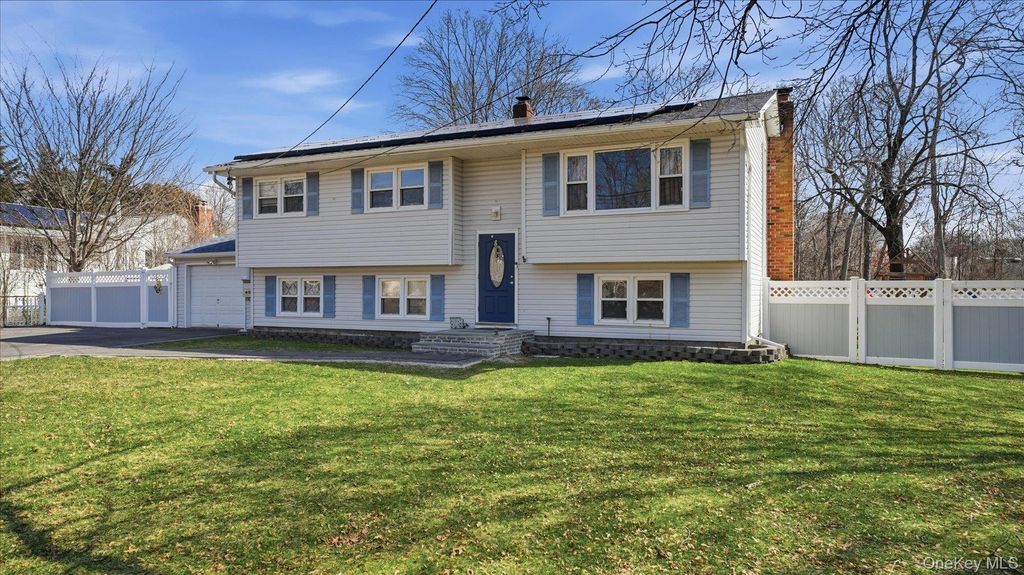 147 Coates Avenue N, Holbrook, NY 11741