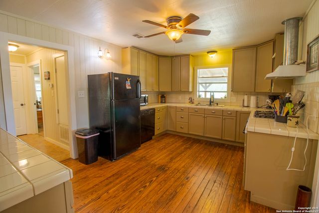 1591 county road 476, Stockdale, TX 78160