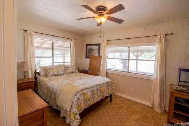 1591 county road 476, Stockdale, TX 78160