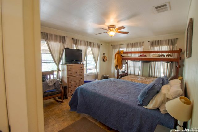 1591 county road 476, Stockdale, TX 78160