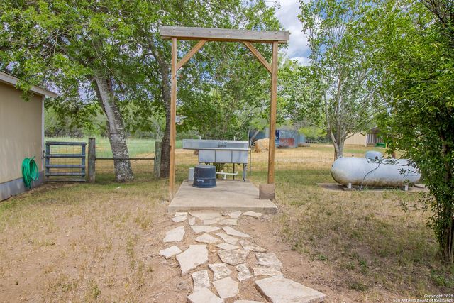 1591 county road 476, Stockdale, TX 78160