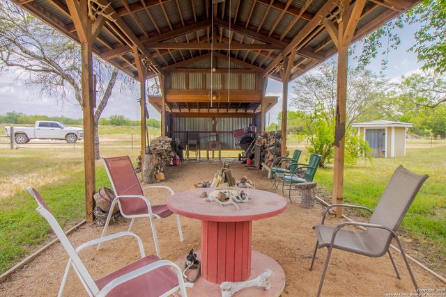 1591 county road 476, Stockdale, TX 78160