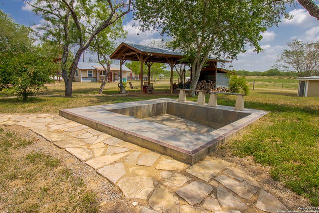 1591 county road 476, Stockdale, TX 78160