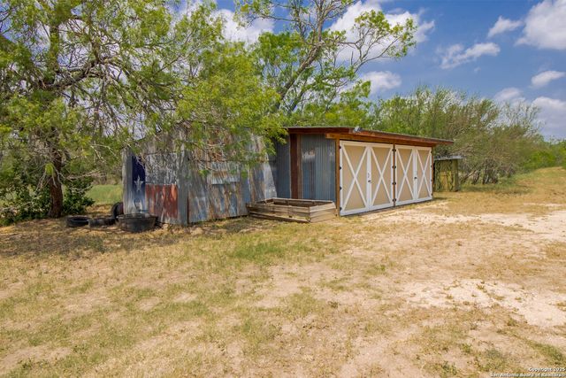 1591 county road 476, Stockdale, TX 78160