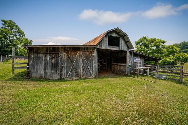 1653 Lester Flatt Rd, Sparta, TN 38583