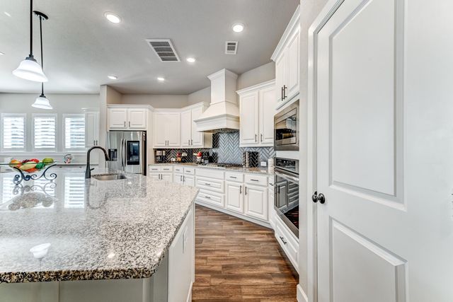 404 Summit Ridge Court, Conroe, TX 77318