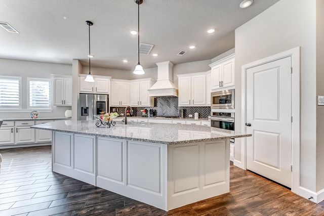 404 Summit Ridge Court, Conroe, TX 77318