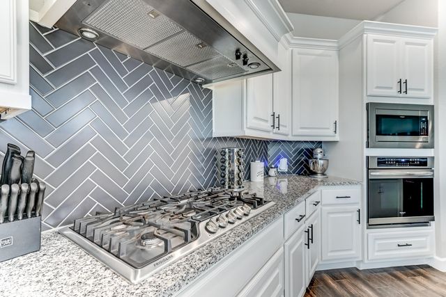 404 Summit Ridge Court, Conroe, TX 77318