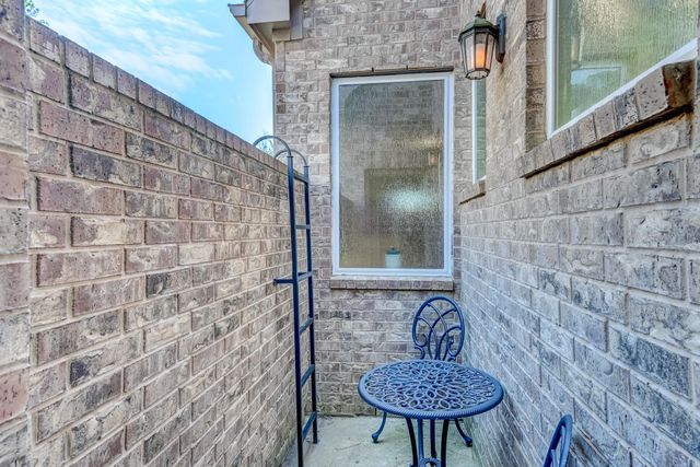 404 Summit Ridge Court, Conroe, TX 77318