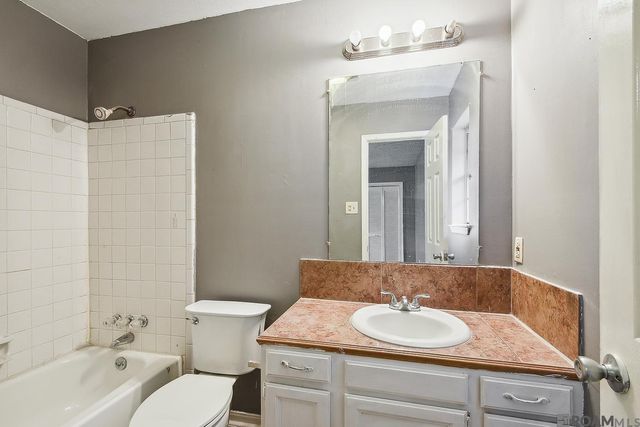 9040 Metairie Dr, Baton Rouge, LA 70810