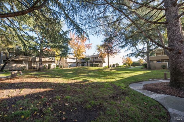 2147 W Steele Ln, Santa Rosa, CA 95403